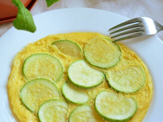 Нежный омлет с кабачками
