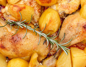 Сочная курица с картошкой в духовке