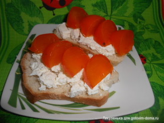 Тост с хурмой и творожным сыром.
