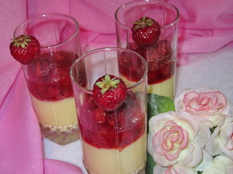 Ванильный фламмери с карамелизированной клубникой и ревенем