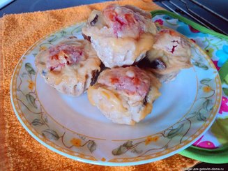 Мясные маффины из куриного филе, грибов и сыра моцарелла