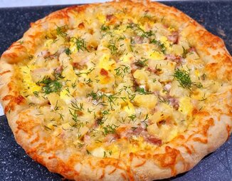 Пицца с курицей и ананасами