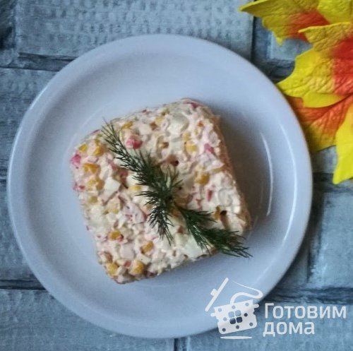 Салат с крабовыми палочками и кислыми яблоками