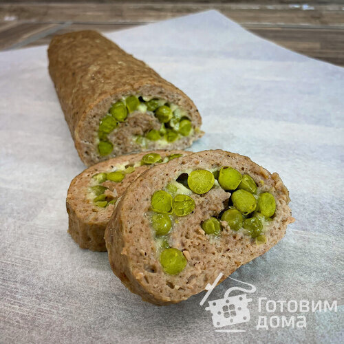 Мясной рулет с зелёным горошком