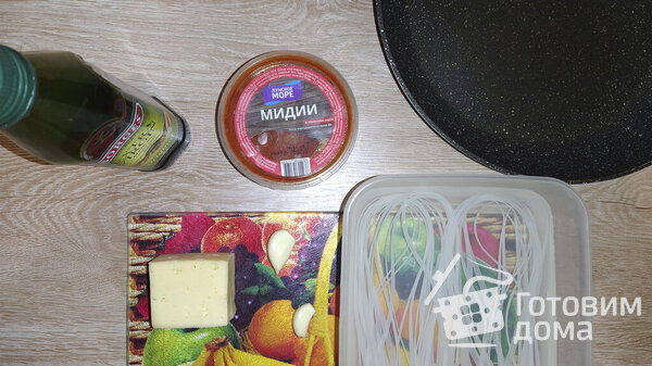 Мидии в ракушках с томатным соусом и Мидии с чесночными помидорами и рисовой лапшой