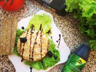 Творожная запеканка с тунцом, сыром и оливками