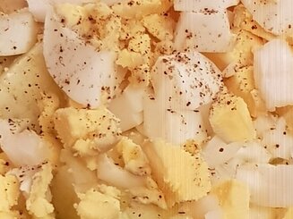 Салат из пекинской капусты с яблоком и яйцом