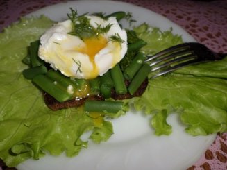 Smørrebrød - Датский бутерброд с фасолью и яйцом пашот