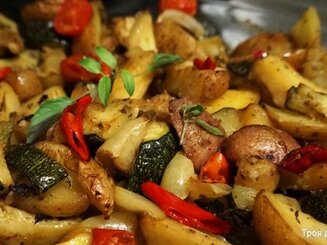 Картофель маринованный и запеченный в духовке с овощами