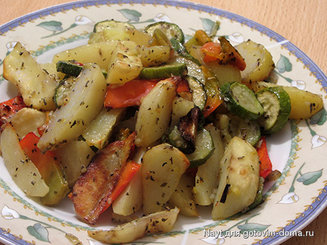 Картофель маринованный и запеченный в духовке с овощами