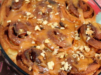 Булочки с корицей, карамельным соусом и орехами пекан