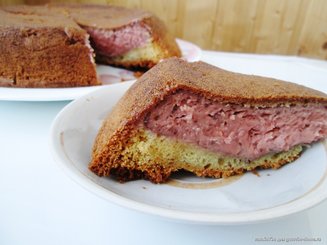 Кекс с творожно-клубничной начинкой