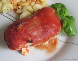 Куриные грудки с моцареллой и базиликом, запечёные в томатном соусе