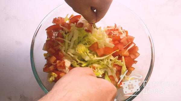 Здоровый и вкусный вегетарианский салат Цезарь в домашних условиях фото к рецепту 6