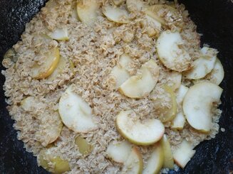 Овсяная каша с жареными яблоками