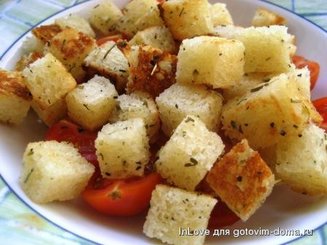 Салат из помидоров с прованскими крутонами