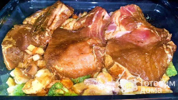 Запеченные свиные стейки с овощами фото к рецепту 7