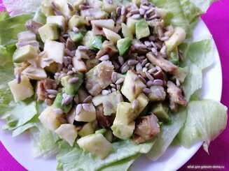 Салат "Авокадо с яблоком и курицей"