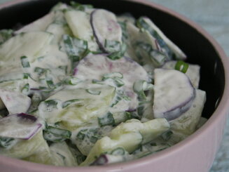 Салат из редиса с огурцами