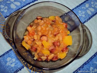 Фасоль с колбасками и овощами по-деревенски