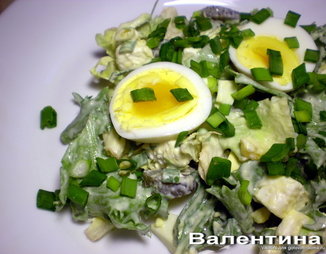 Яичный салат с зеленью, солеными огурцами и брынзой