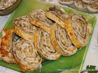Рулет из курицы с омлетом
