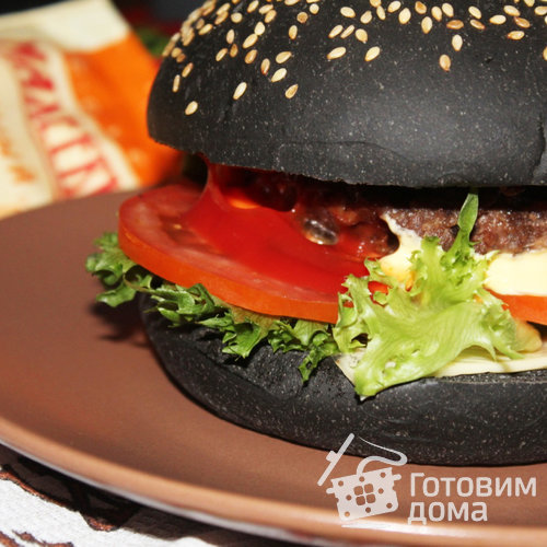 Запечённый чёрный бургер с сырррным соусом Махеевъ