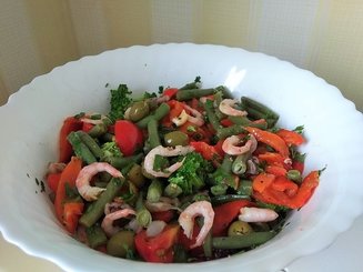 Салат из морепродуктов с зелеными оливками