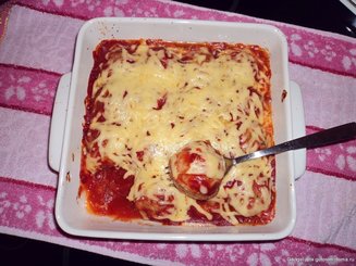 Мясные фрикадельки в остром томатном соусе под сыром