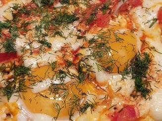 Яичница с помидорами и сыром