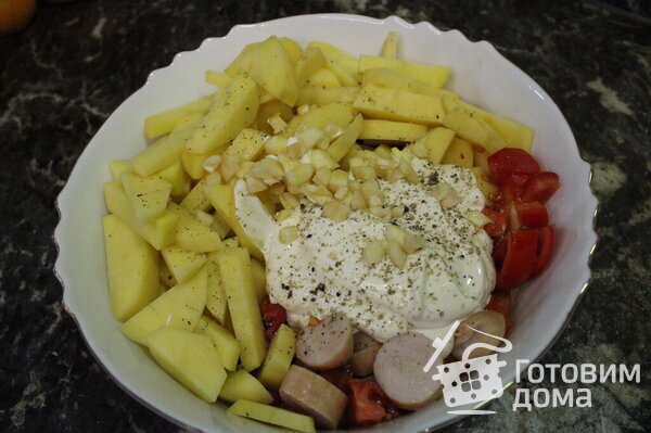 Запеченная картошка с сосисками, сыром и помидорами фото к рецепту 6
