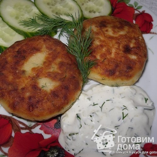 Котлеты из картофеля, сыра и укропа с грибами + соус