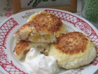 Сырники с начинкой из яблок и изюма