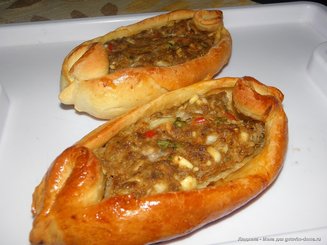 Пиде (турецкие лепешки) с фаршем, фетой и помидорами