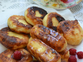 Сырники «Полешки с черной смородиной»