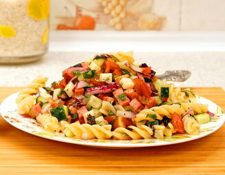 Тёплый а-ля итальянский салат с макаронами, колбасой, овощами и зеленью
