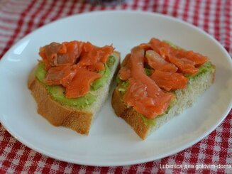 Тост с авокадо и соленой (копченой) рыбой