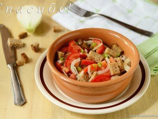 Хлебный салат с помидорами и луком