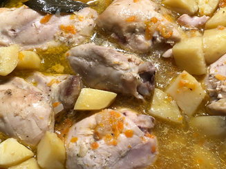 Картошка, тушенная с курицей