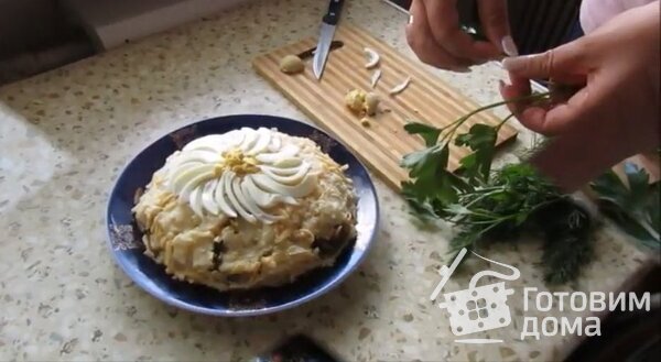 Слоеный салат «Ромашка» с ветчиной и грибами фото к рецепту 2