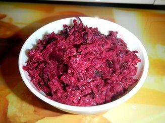 Салат из свеклы, чернослива, грецких орехов