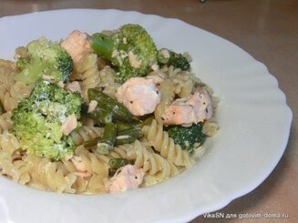 Паста с форелью, овощами и сливочно-сырным соусом