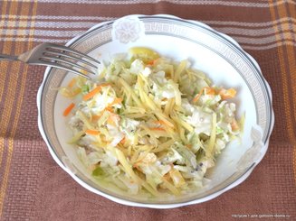 Капустный салат с яблоком и сыром