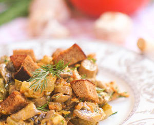 Грибной салат с сыром, морковью и солеными огурцами