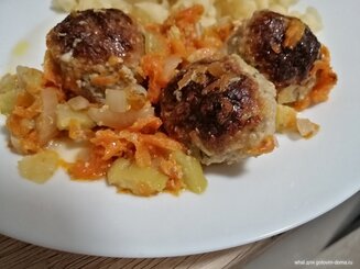 Нежные мясные шарики с кабачком в духовке.
