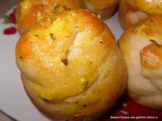 Чесночно-розмариновые булочки с беконом и сыром