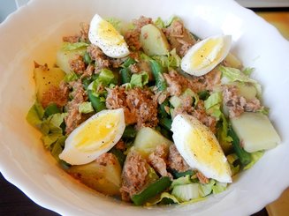 Теплый картофельный салат с тунцом
