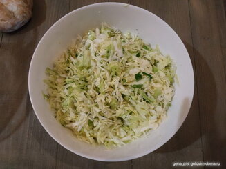 Салат с молодой капустой и огурцами