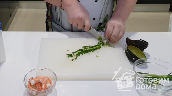 Салат с креветками в лодочках из авокадо фото к рецепту 7