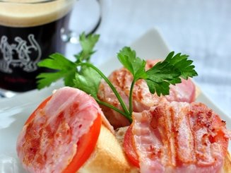 Бутерброды-гриль с помидорами и беконом